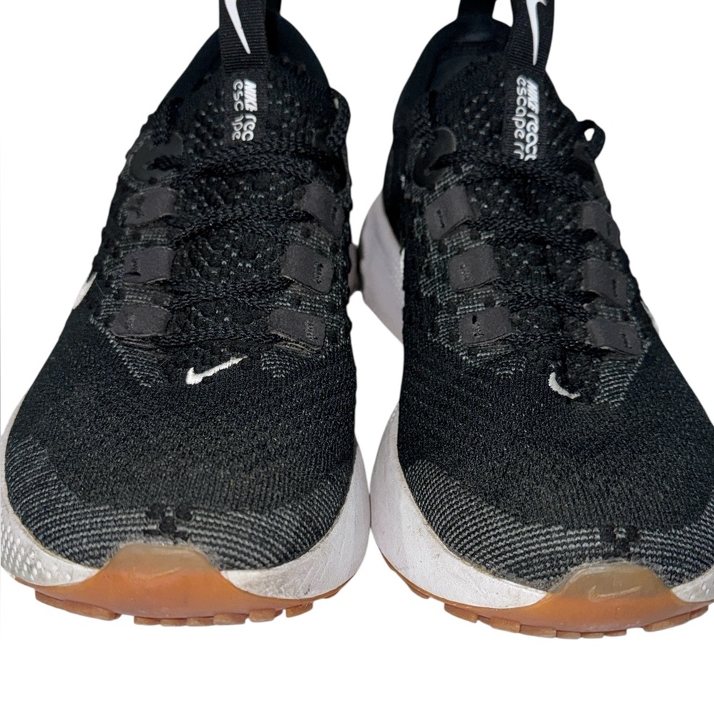 Nike React Escape Run Flyknit Black/White Running Shoes Women
Size 10